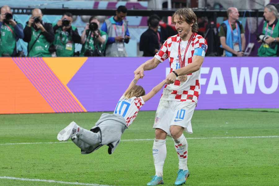 Modric feiert mit Tochter Sofia die nächste Medaille.