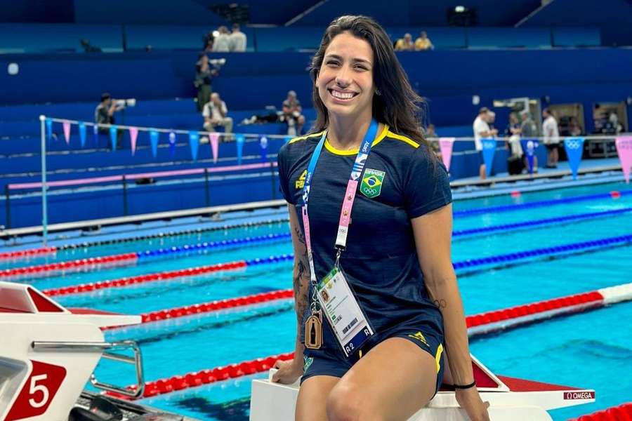 Ana Carolina Vieira na piscina em Paris-2024