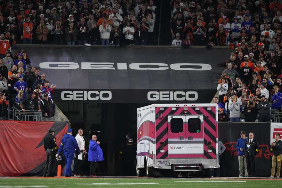 Jogador de futebol americano deixa estádio de ambulância após