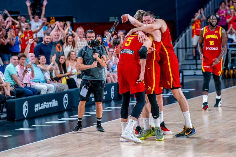 Brizuela y Juancho abrazan a Rudy Fernández en su último partido profesional en España