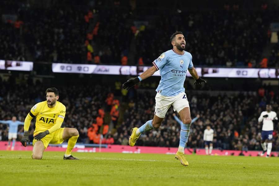 Riyad Mahrez viert de 4-2 van Manchester City