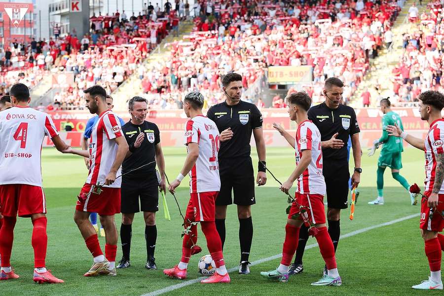 Jucătorii UTA-ei salută arbitrii la începutul meciului cu Hermannstadt