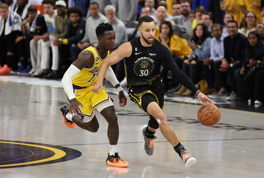 Golden State-Superstar Stephen Curry im Duell mit LAs Dennis Schröder.