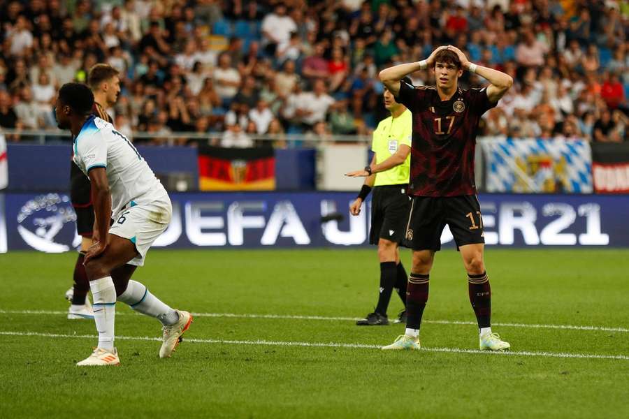 Batumi Noah Weisshaupt aner det allerede: Der var ikke noget græs mod Englands U21-landshold.