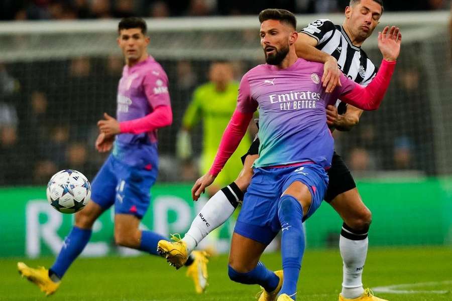 Olivier Giroud warns Liam Delap about the "cursed" No.9 shirt at Chelsea