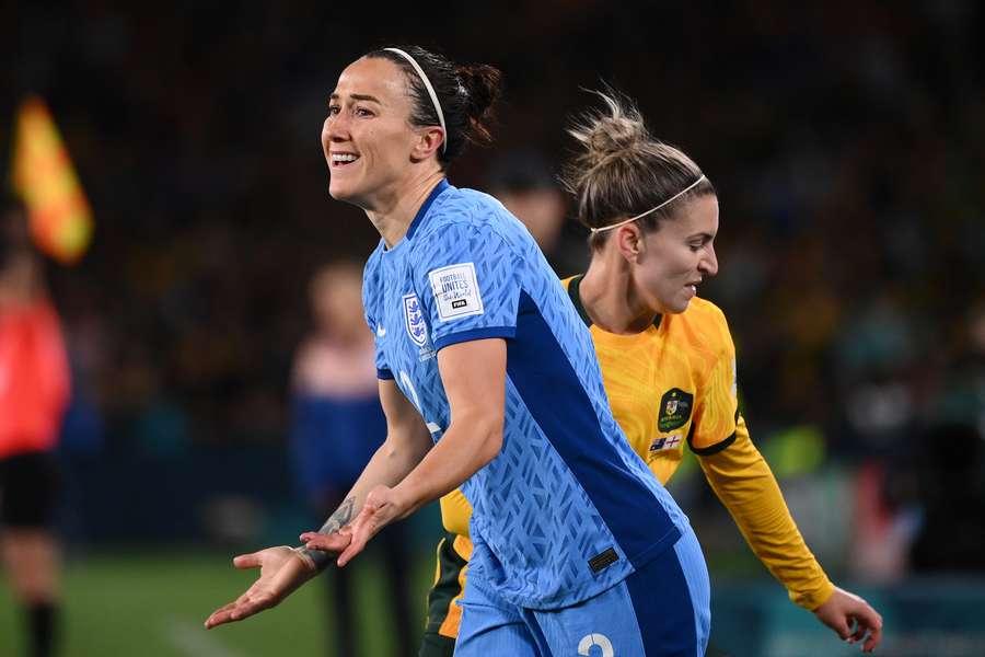 Lucy Bronze tijdens het duel met Australië