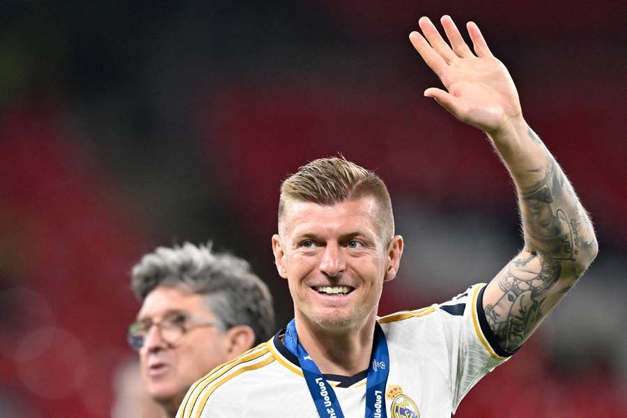 Kroos takker af fra klubfodbold med endnu et trofæ