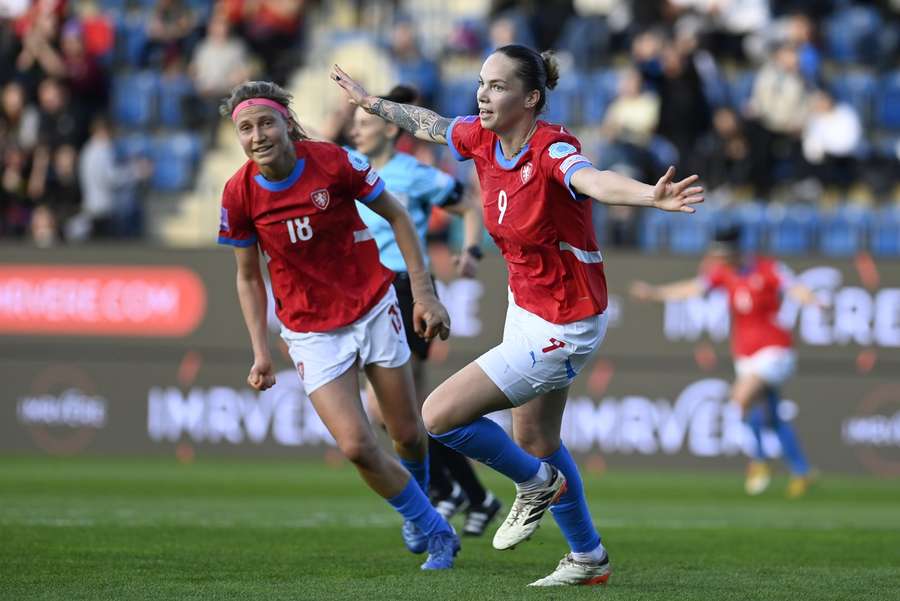 Andrea Stašková a Kamila Dubcová slaví gól v kvalifikaci Euro 2025 proti Dánsku.