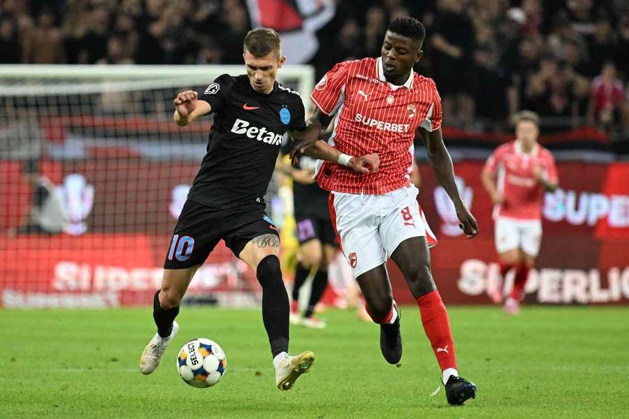 Gnahore în duel cu Tănase pe când juca la Dinamo Gnahore în duel cu Tănase pe când juca la Dinamo