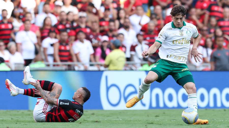 Cebolinha será reavaliado pelo departamento médico do Flamengo após deixar o campo lesionado