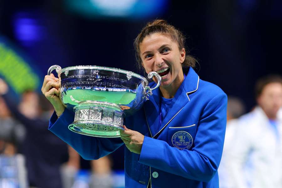 Sara Errani avec le trophée de la BJK Cup.