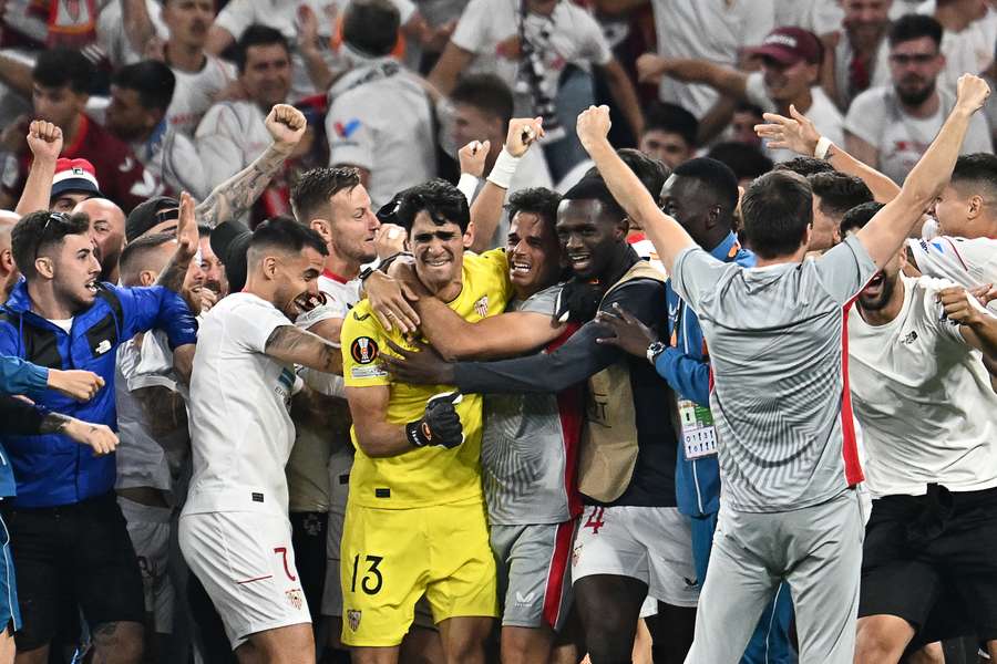 Sevilla celebrate after beating Roma on penalties