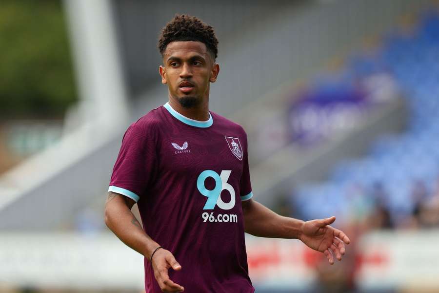 Marcus Edwards bisou no teste com o Shrewsbury