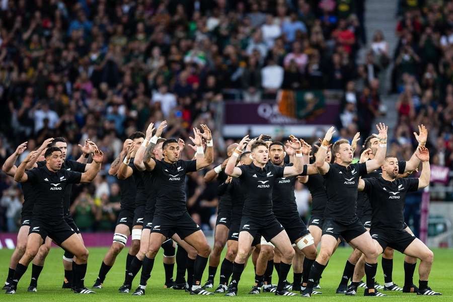 A haka é a dança de guerra feroz que teve origem na preparação dos guerreiros Maori para a batalha e que, desde então, foi adoptada pela Nova Zelândia