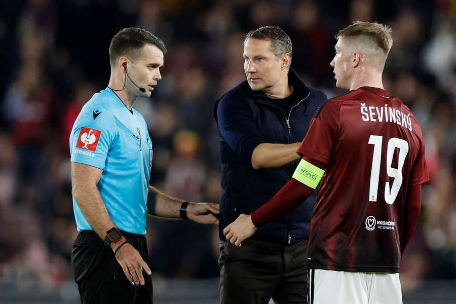 Kapitán Sparty Adam Ševínský a kouč Brian Priske diskutují s rozhodčím. Kapitán Sparty Adam Ševínský a kouč Brian Priske diskutují s rozhodčím.