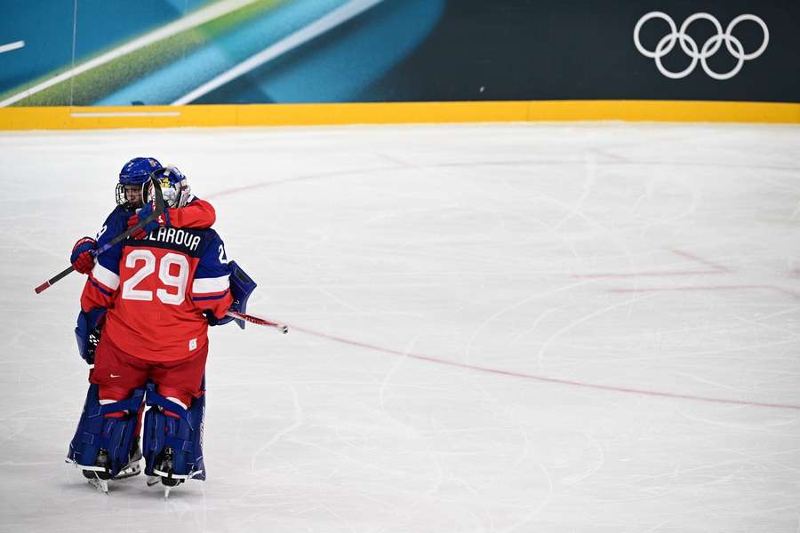 Tejralová po prohře objímá gólmanku Kláru Peslárovou.