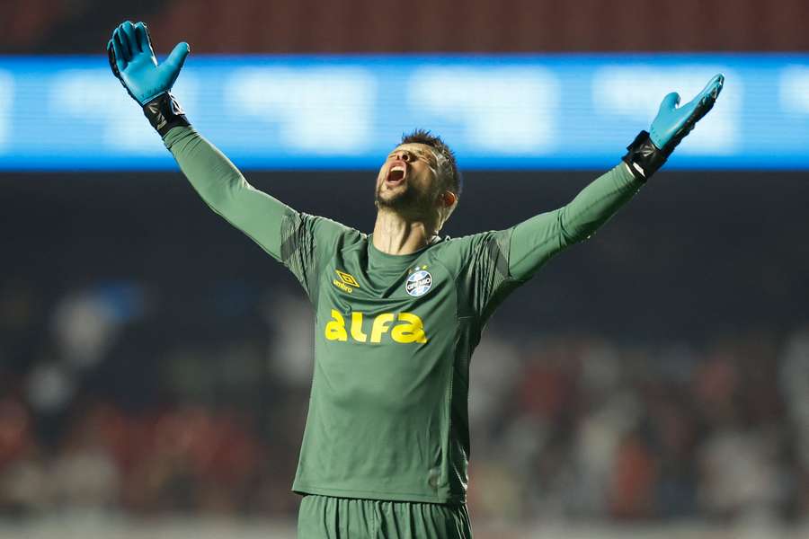 Tiago Volpi vem sendo titular no gol do Grêmio