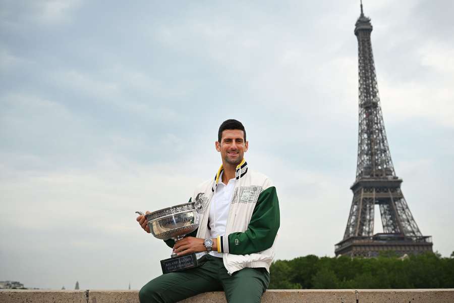 Novak em Paris com seu mais novo trofeu 