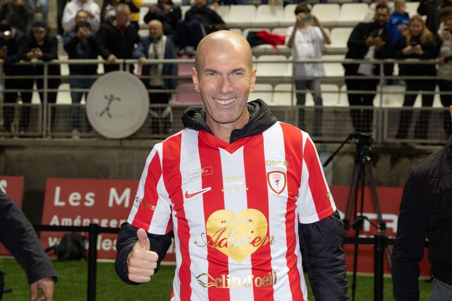 Zinedine Zidane w Cannes, podczas meczu charytatywnego