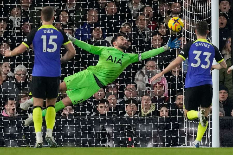 Hugo Lloris apără un șut într-o partidă contra lui Fulham, în ianuarie 2023