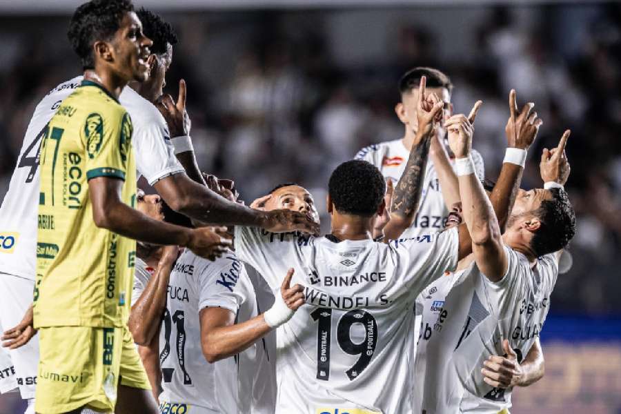 Giuliano e Willian Bigode marcaram para o Santos no primeiro tempo