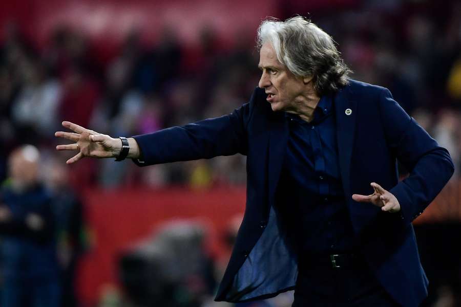 Jorge Jesus não conseguiu fazer o Fenerbahçe sair com um bom resultado