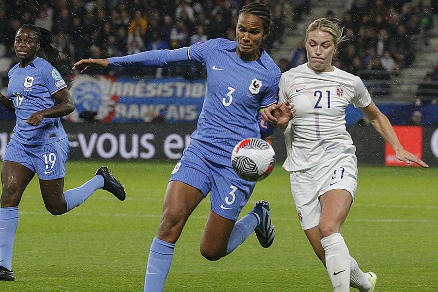 Wendie Renard au duel avec Mimmi Löfwenius ce mardi soir.