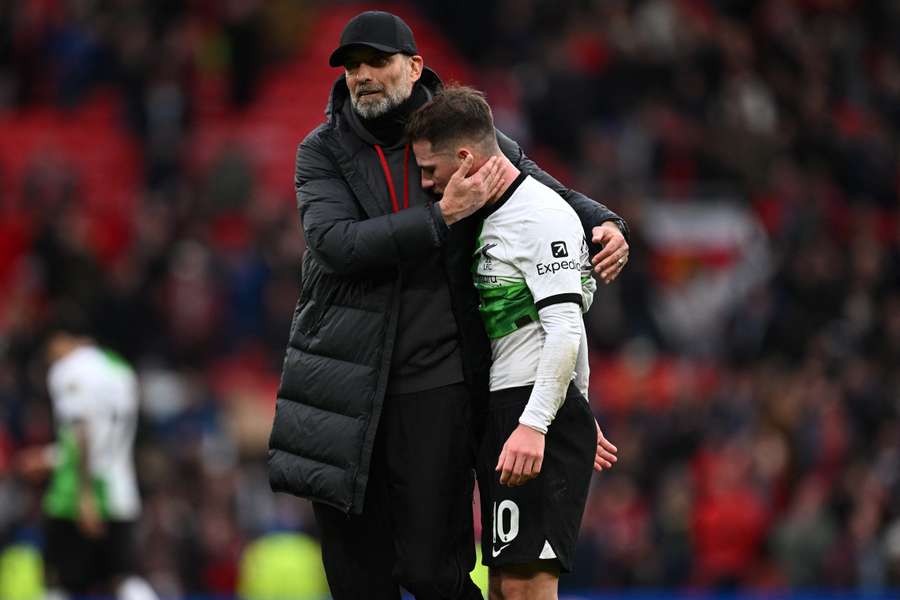 Mac Allister consolado por Klopp após o jogo contra o Manchester United