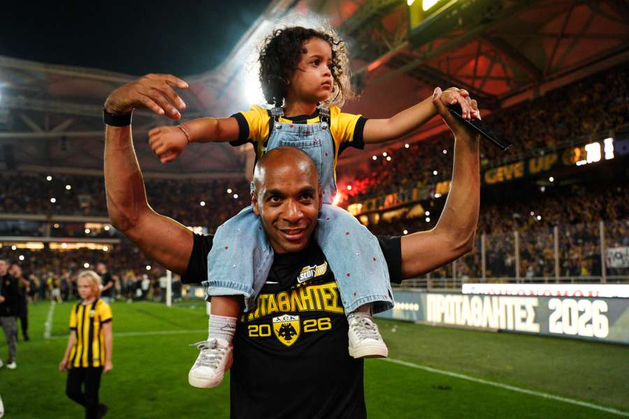 João Mário festeja o título com o AEK João Mário festeja o título com o AEK