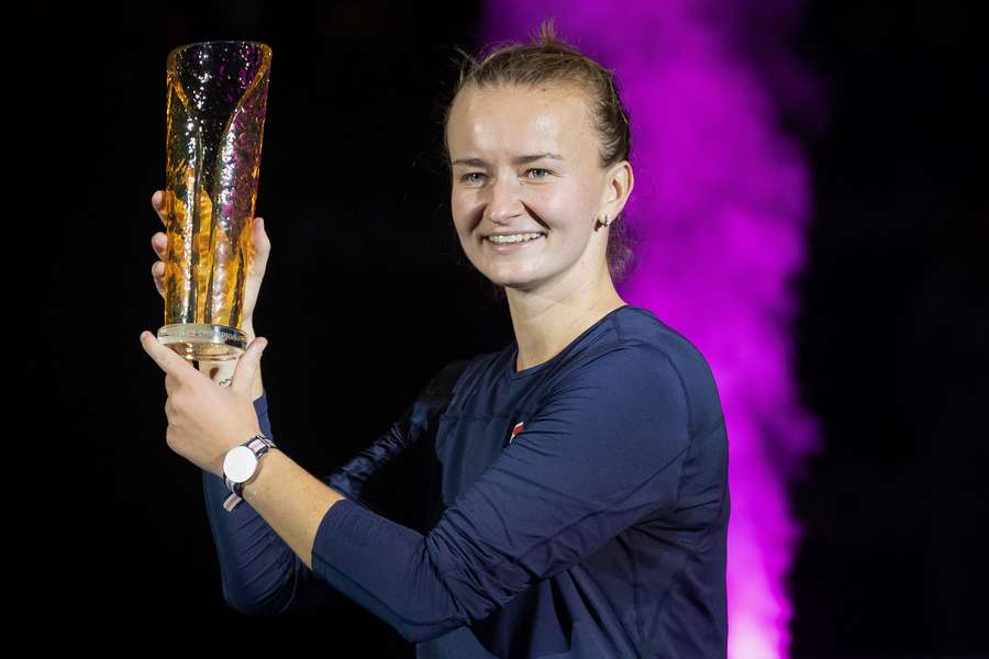 Barbora Krejčíková s trofejí za vítězství na ostravském turnaji Agel Open.