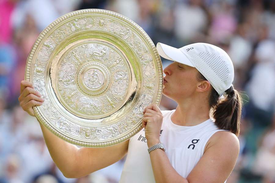 Iga Swiatek mit ihrer neuesten Trophäe