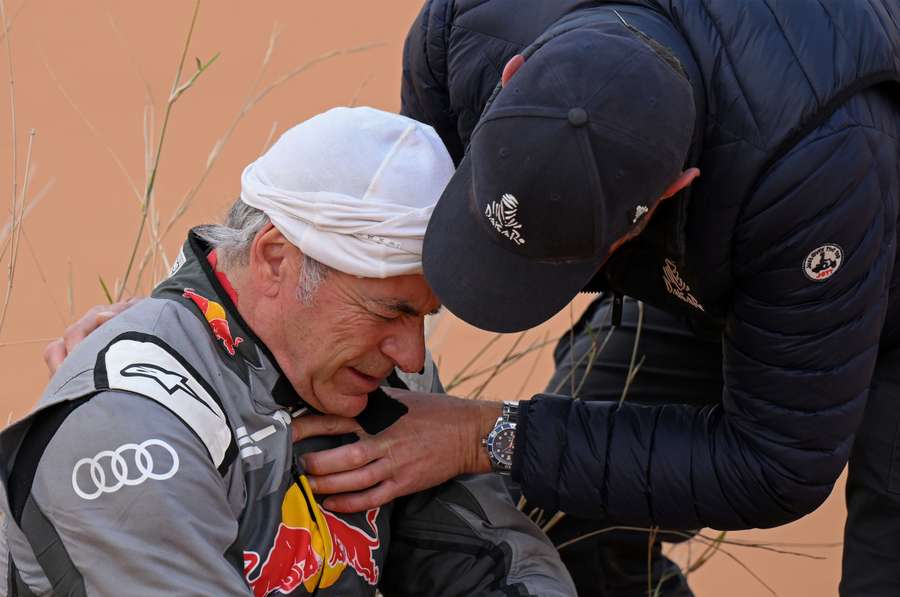 Carlos Sainz, dolido tras el accidente en el Dakar