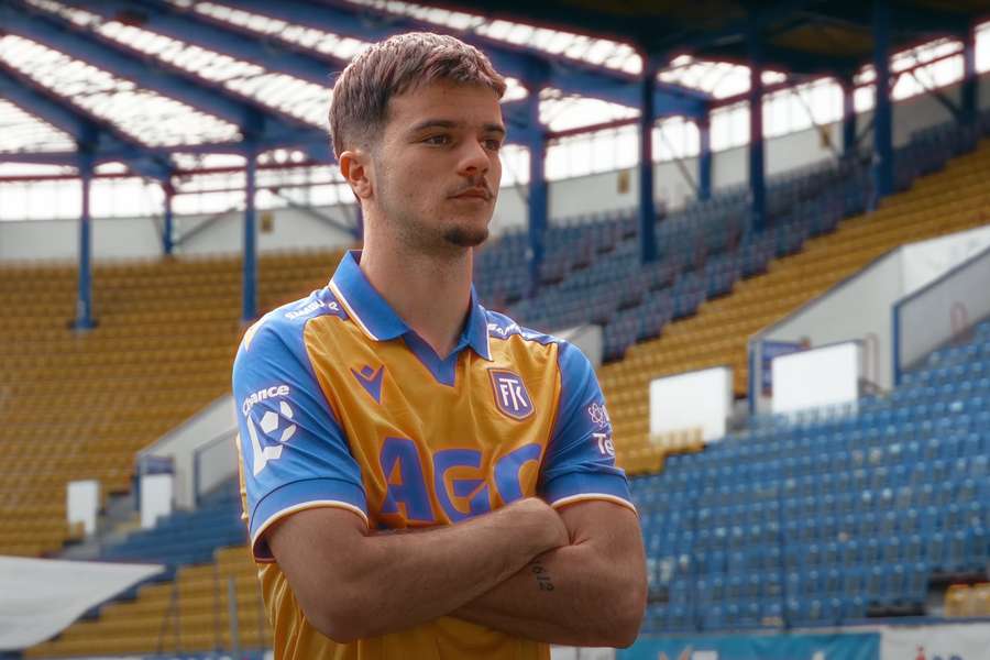 Dvoumetrový čahoun na křídlo. Teplice zlákaly bosenského mladíka z Turecka