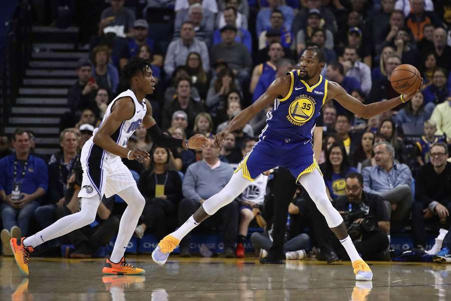 Wes Iwundu guards the great Kevin Durant in the NBA in 2018.