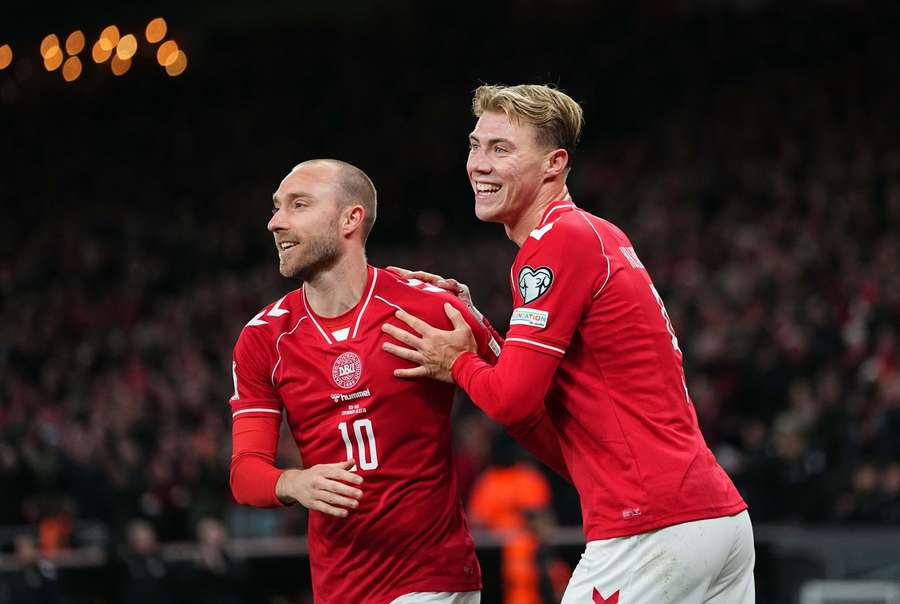 Christian Eriksen (vlevo) a Rasmus Höjlund v utkání proti Severní Makedonii. Christian Eriksen (vlevo) a Rasmus Höjlund v utkání proti Severní Makedonii.