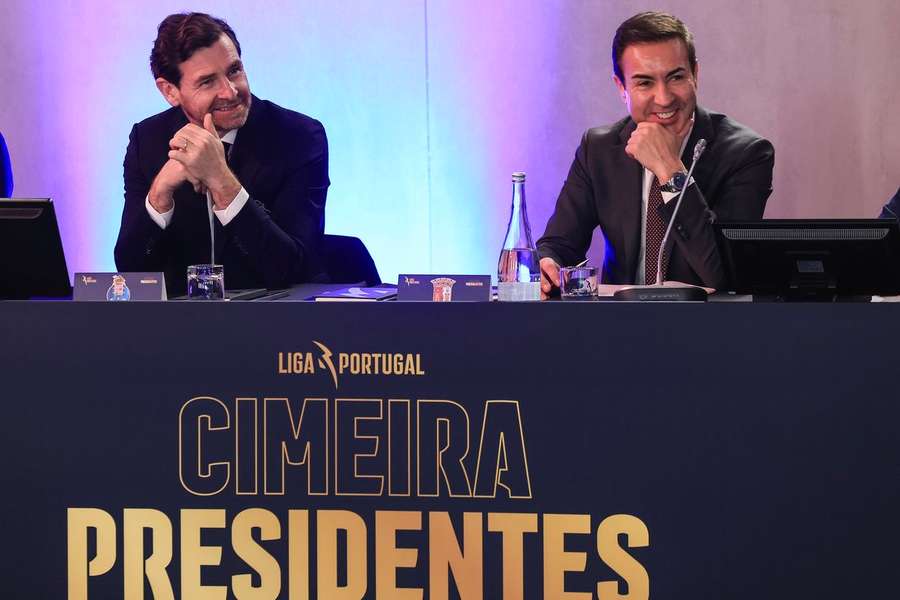 André Villas-Boas (E) e o presidente do SC Braga, António Salvador, durante a XIV Cimeira de Presidentes da Liga

