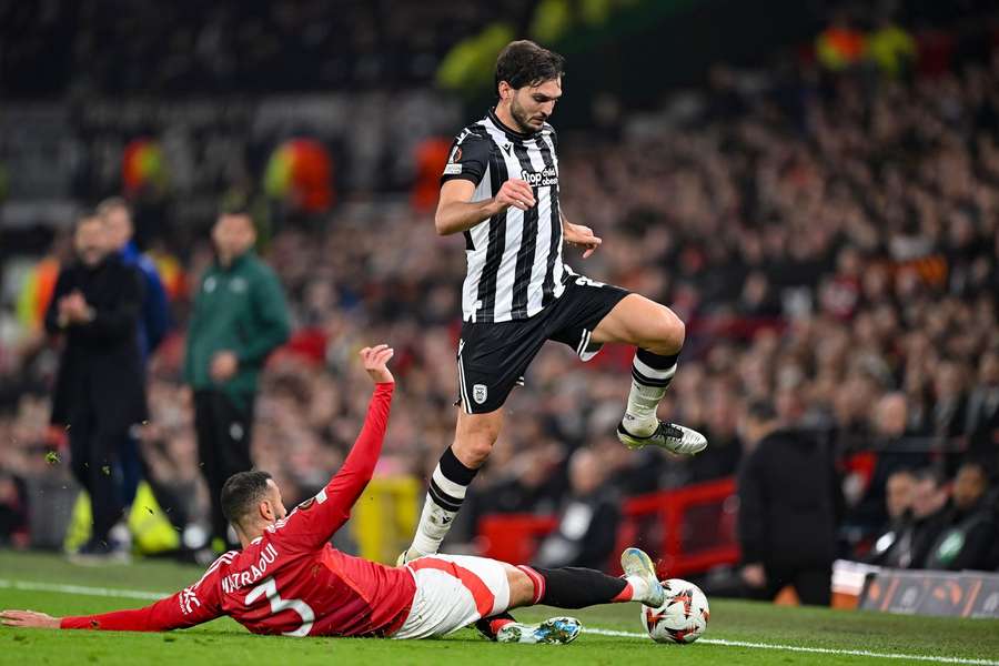 Magomed Ozdoev, médio russo do PAOK, perante Mazraoui, do Manchester United