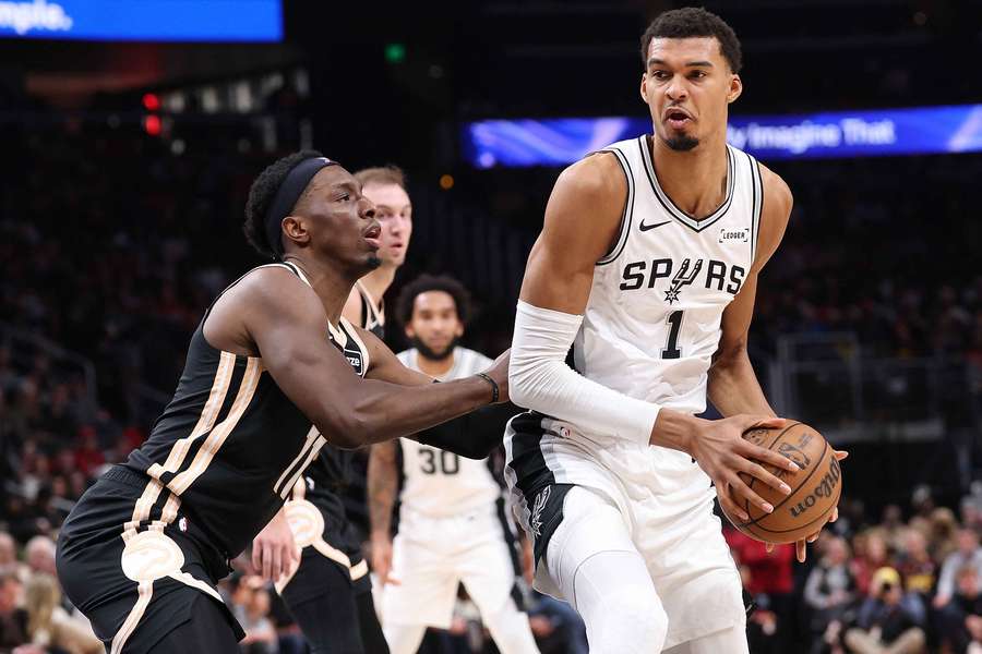 Sochan znów bez punktów, ale Spurs wygrali piąty mecz z rzędu