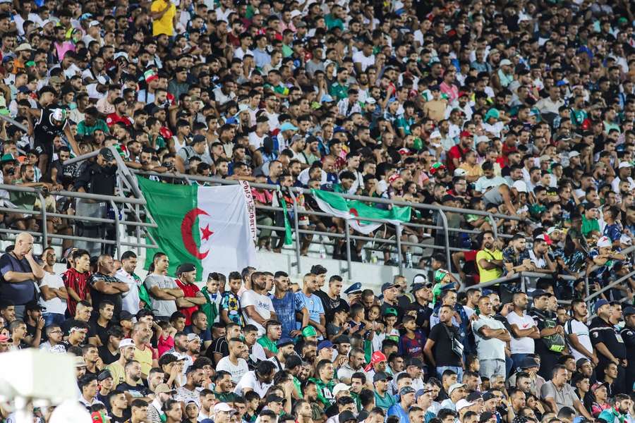 Os adeptos argelinos assistem ao jogo de qualificação contra a Tanzânia