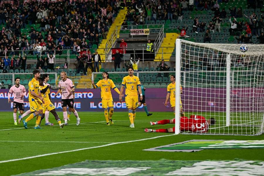 Il momento dopo il gol di Brunori