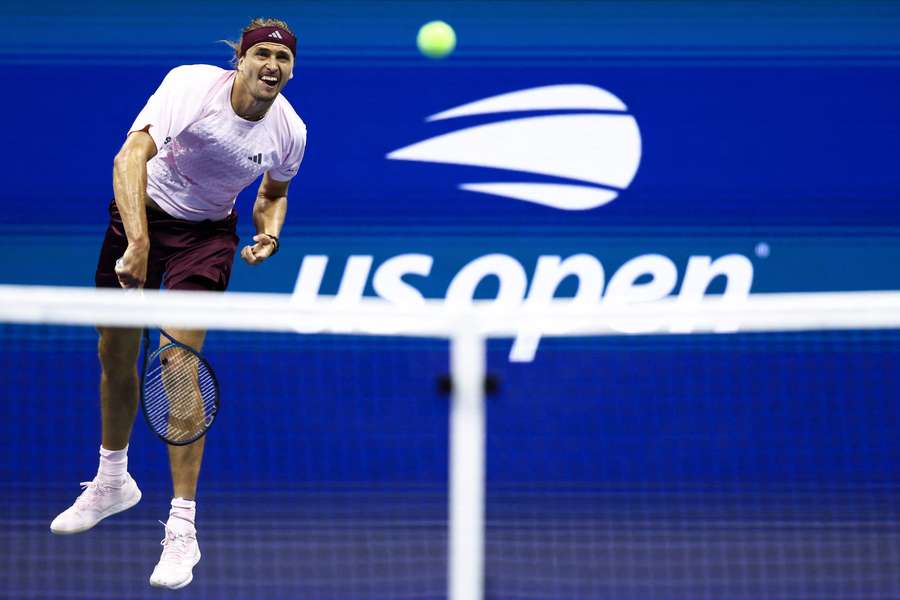 Tenis Flash: Mecze Fręch i Linette przerwane. W środę zagrają też Hurkacz i Majchrzak Tenis Flash: Mecze Fręch i Linette przerwane. W środę zagrają też Hurkacz i Majchrzak