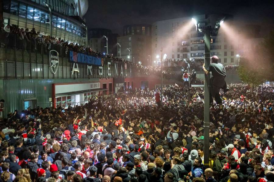 Vor dem Emirates Stadium wurde gefeiert.