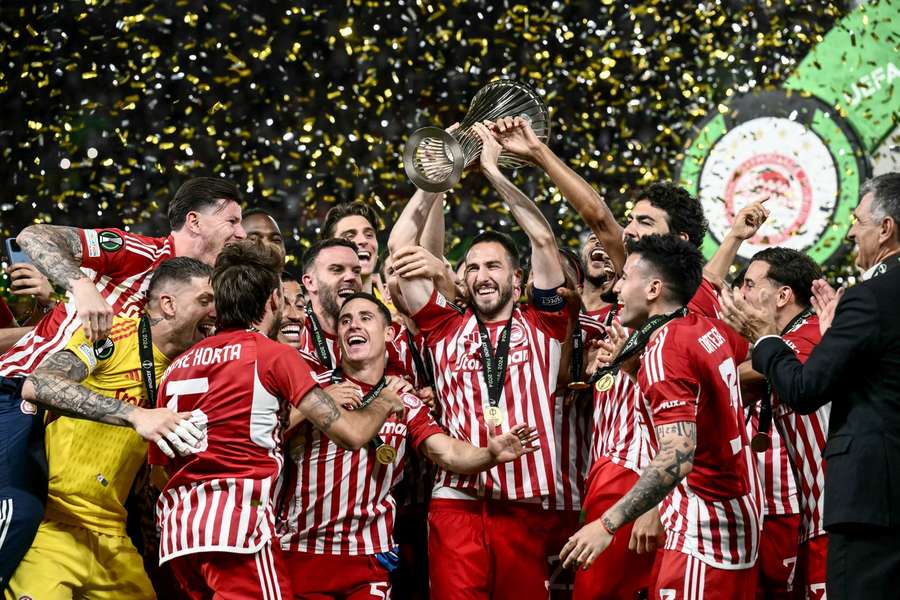 Loni se z triumfu v Konferenční lize radoval Olympiakos.