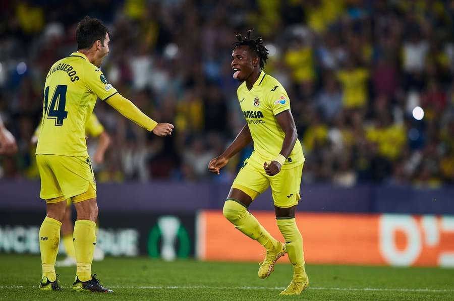 Chukwueze celebra con Trigueros el primer gol del Villarreal ante el Hapoel.