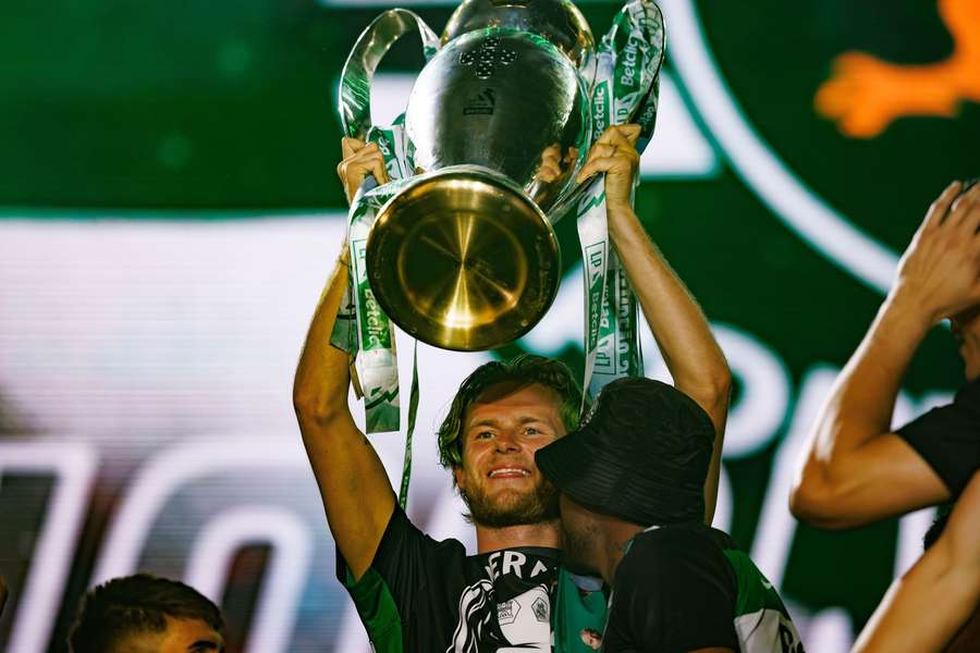 Hjulmand segura o troféu nos festejos no Marquês de Pombal