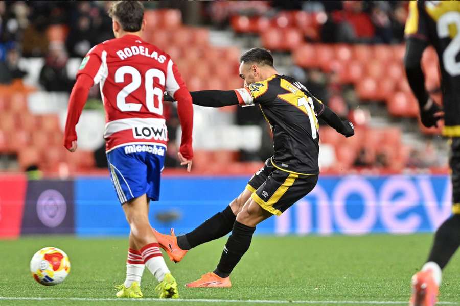 Álvaro García, en el momento de disparar lo que iba a convertirse en el empate ante el Granada Álvaro García, en el momento de disparar lo que iba a convertirse en el empate ante el Granada