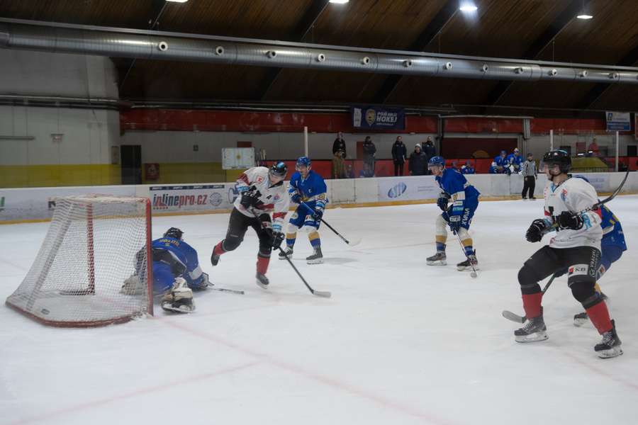 UK Hockey Prague (v bílém) otočili čtvrtfinálovou sérii s HC MUNI.