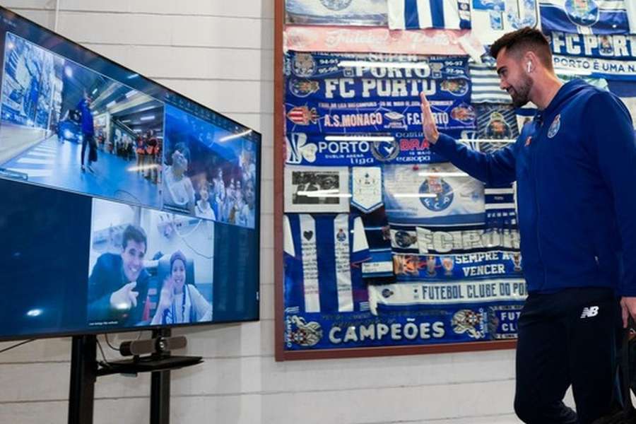 Diogo Costa acena às crianças internadas do IPO do Porto