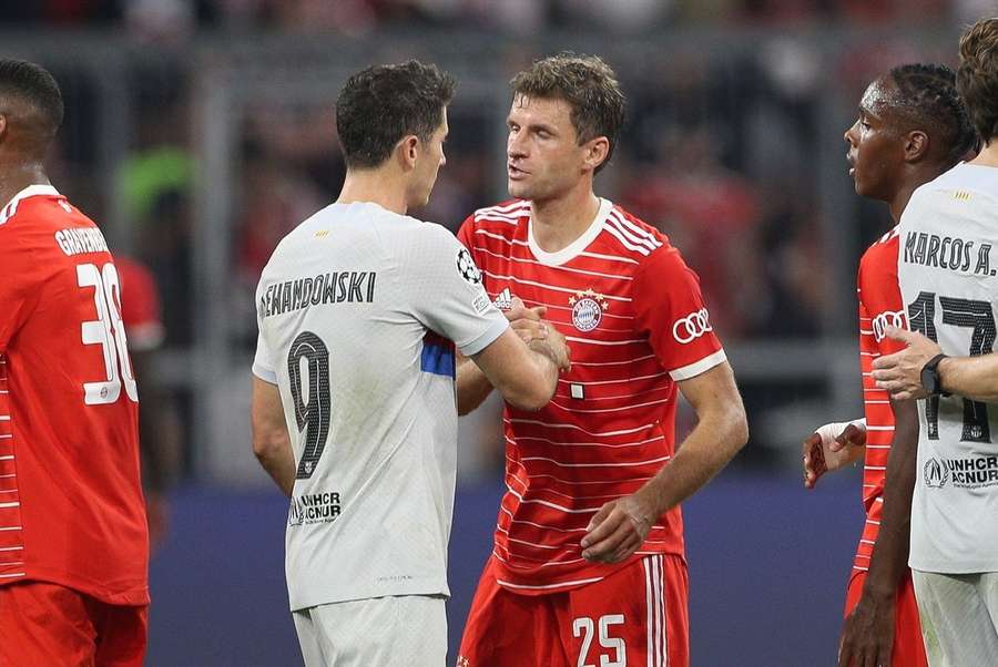 Lewandowski e Muller cumprimentam-se num jogo da Liga dos Campeões