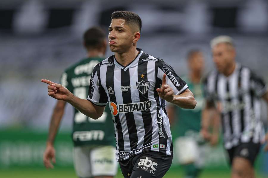 Savarino conquistou Brasileirão e Copa do Brasil pelo Galo em 2021 Savarino conquistou Brasileirão e Copa do Brasil pelo Galo em 2021